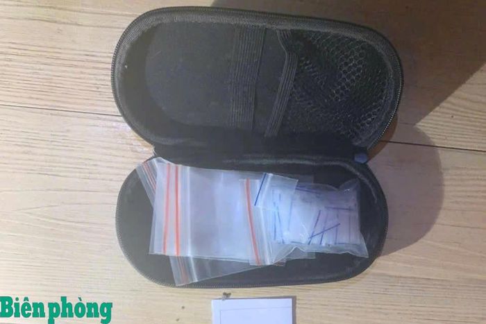 Tang vật nghi là ma túy đá được thu giữ tại nơi ở của các đối tượng. Ảnh: Nguyễn Khánh