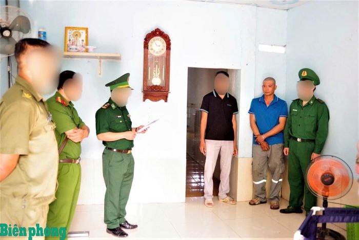 Lực lượng Biên phòng cửa khẩu cảng Bà Rịa - Vũng Tàu đọc lệnh khám xét khẩn cấp nơi ở của đối tượng tàng trữ trái phép chất ma túy. Ảnh: Quang Anh
