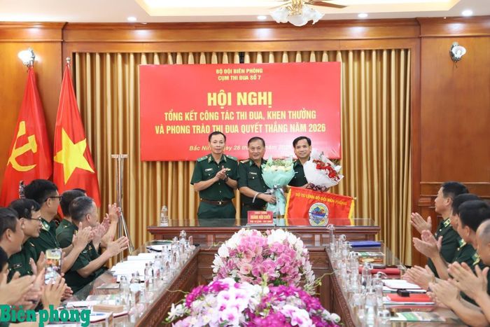 Thiếu tướng Hoàng Hữu Chiến tặng hoa chúc mừng Trường Trung cấp 24 Biên phòng tiếp nhận Cờ Cụm trưởng Cụm thi đua số 7 Bộ đội Biên phòng từ Trường Cao đẳng Biên phòng bàn giao. Ảnh: Ngọc Lâm