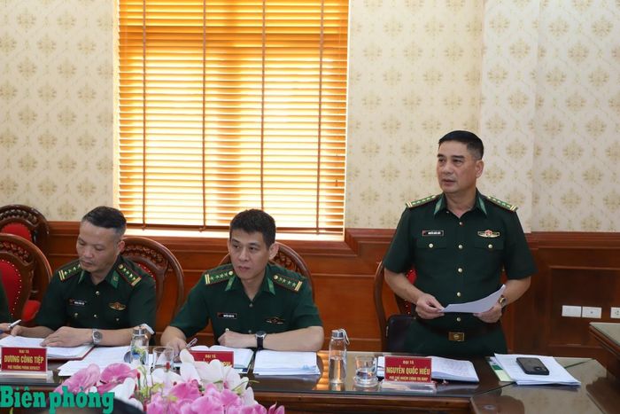 Đại tá Nguyễn Quốc Hiếu thông qua kết quả tổng hợp nhận xét, đánh giá việc thực hiện công tác thi đua, khen thưởng và phong trào Thi đua Quyết thắng năm 2026 trong Cụm thi đua số 7. Ảnh: Ngọc Lâm
