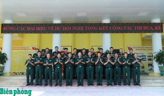 Các đại biểu chụp ảnh lưu niệm. Ảnh: Ngọc Lâm
