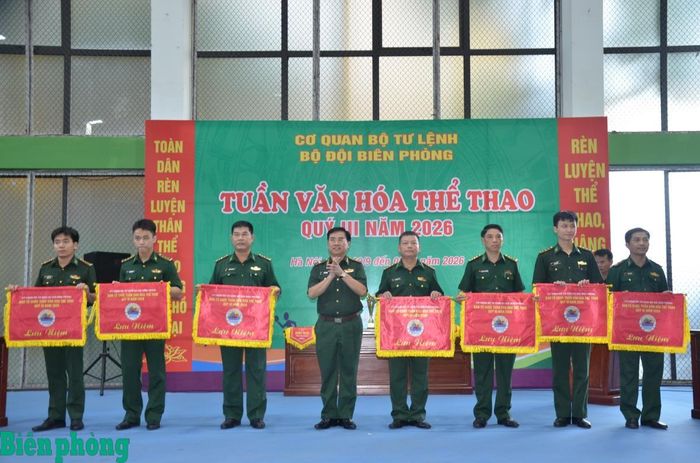 Thiếu tướng Võ Tiến Nghị trao cờ lưu niệm cho các đơn vị tham gia Tuần Văn hóa - Thể thao quý III năm 2026. Ảnh: Duy Khiêm