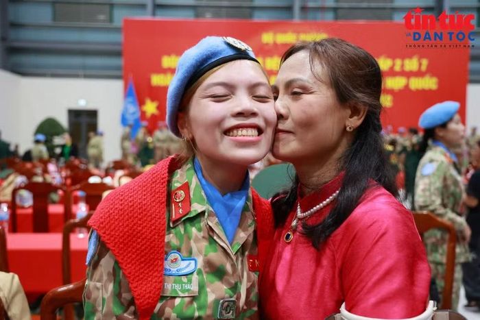 Các chiến sĩ vui mừng khi gặp lại người thân. Ảnh: TTXVN.