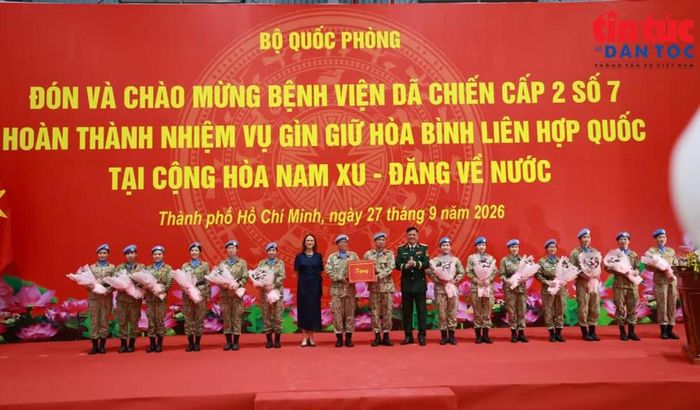Lãnh đạo Bộ Quốc phòng tặng quà cho cán bộ, chiến sĩ BVDC2.7. Ảnh: TTXVN.