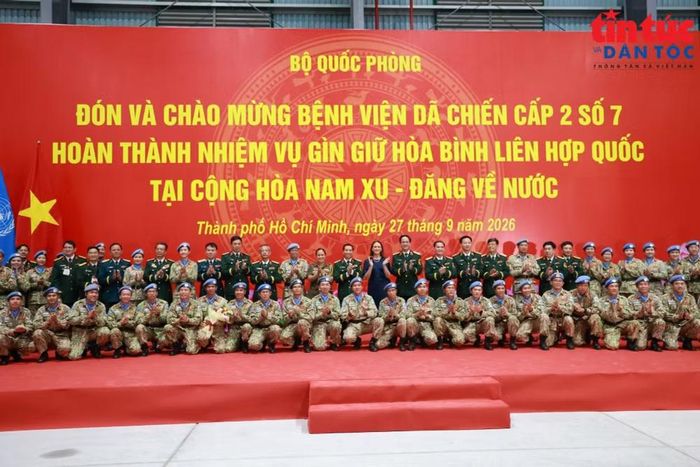 Cán bộ, chiến sĩ BVDC2.7 chụp hình lưu niệm. Ảnh: TTXVN.