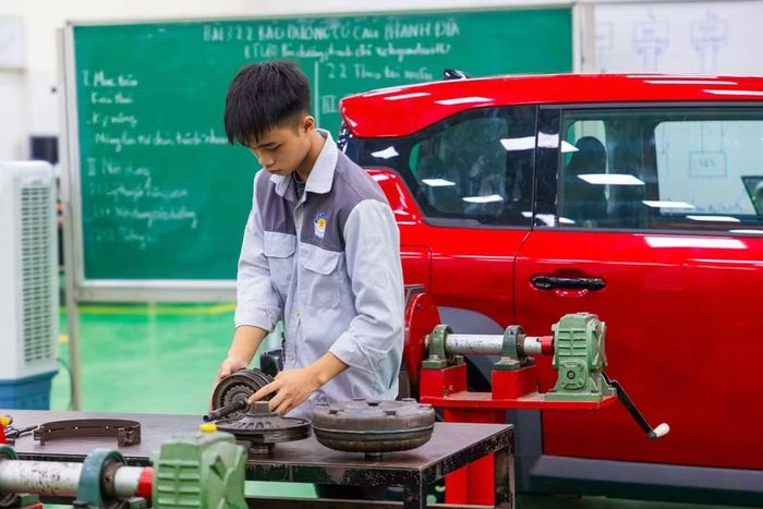 Trong trường hợp nội dung đào tạo có tính đặc thù, cần tổ chức ngoài khung giờ trên, cơ sở đào tạo có thể chủ động bố trí nhưng phải tuân thủ quy định về thời gian làm việc, nghỉ ngơi, an toàn, vệ sinh lao động và sức khỏe người học, đặc biệt với người chưa thành niên. Ảnh: HNIVC