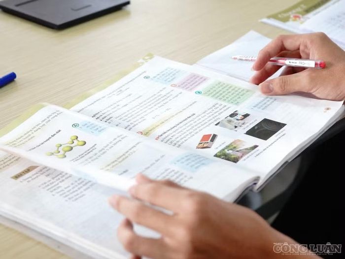 Chẳng hạn, một trường tuyển ngành Công nghệ thông tin năm 2028 sẽ phải lựa chọn một trong các phương thức như điểm thi tốt nghiệp THPT, điểm thi đánh giá năng lực hoặc học bạ, thay vì sử dụng đồng thời nhiều phương thức như hiện nay.