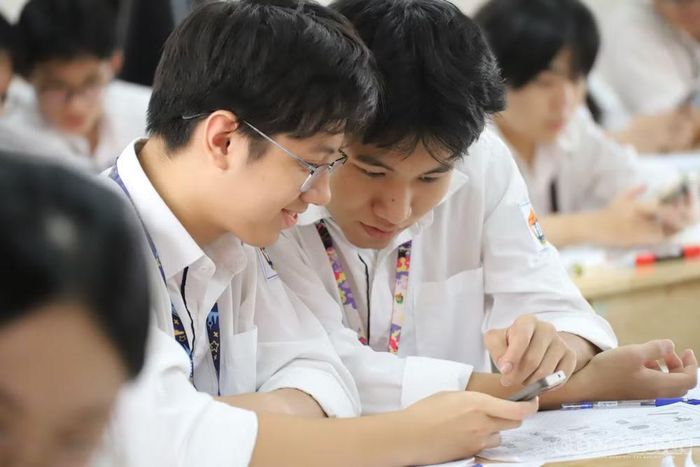 Theo thống kê giai đoạn 2022-2026, hơn 2.000 chương trình, chiếm hơn 40% số chương trình sử dụng từ hai phương thức trở lên, có chênh lệch giữa các phương thức từ 3 điểm trở lên. Điểm học bạ trong cùng mã ngành cũng có trường hợp cao hơn khá xa điểm thi tốt nghiệp THPT.
