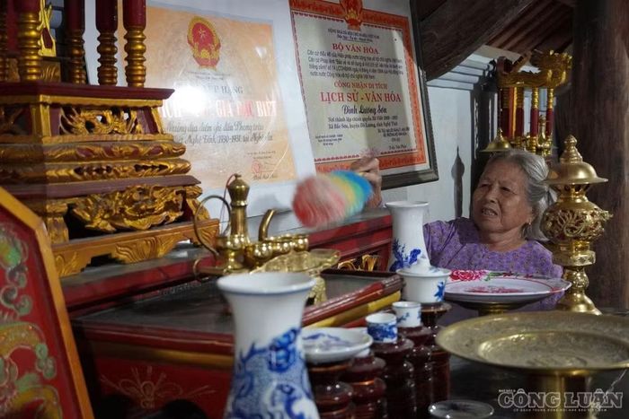 Nhiều năm qua, bà Nguyễn Thị Tý vẫn lặng lẽ quét dọn, chăm sóc từng khoảng sân, gian đình. Ảnh: Kim Long