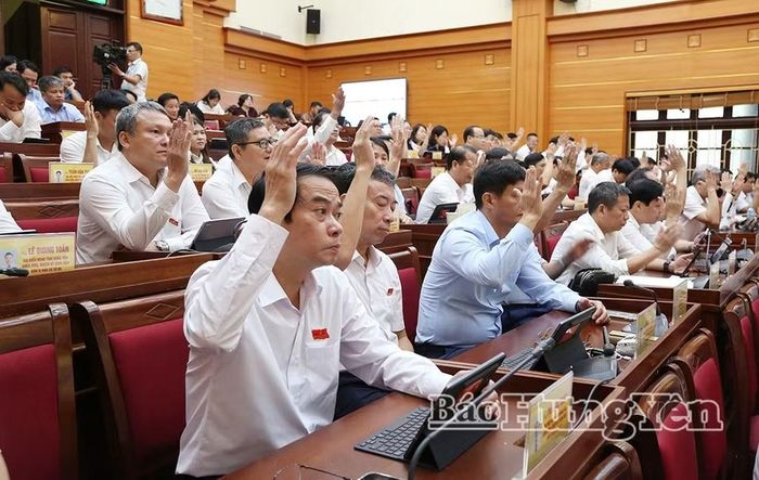 Các đại biểu biểu quyết thông qua nghị quyết tại kỳ họp. Ảnh: Báo Hưng Yên.