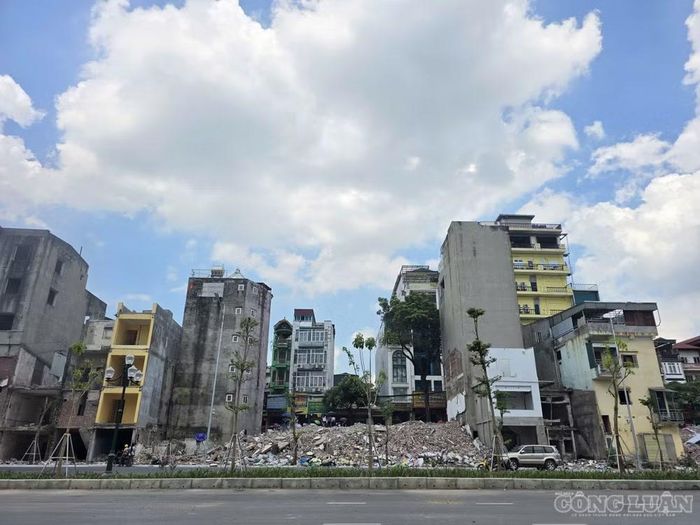Tại khu đất liền kề tuyến Vành đai 1 - đoạn vừa thông xe kỹ thuật, máy xúc hoạt động liên tục giữa những dãy nhà đang dỡ dở.