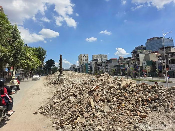 Dự án có tổng diện tích khoảng 6.803 m², nằm tại đoạn Hoàng Cầu - Láng Hạ. Theo Quyết định số 1003/QĐ-UBND ngày 28/5/2026 của UBND phường Ô Chợ Dừa, dự án có tổng mức đầu tư hơn 2.921 tỷ đồng từ nguồn ngân sách Thành phố.