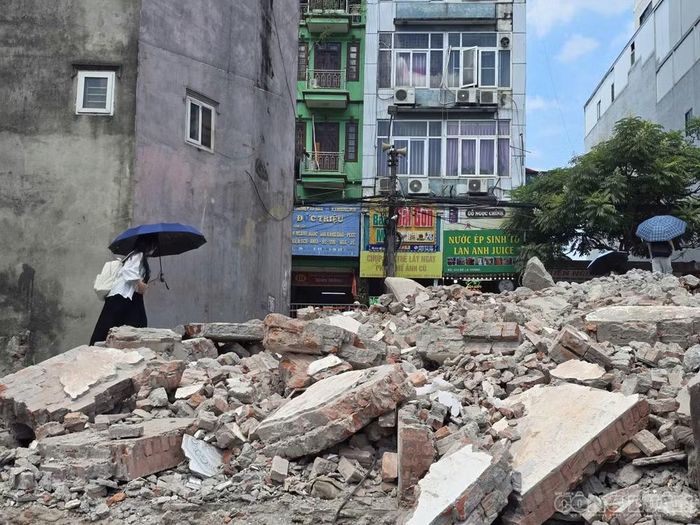 Do khối lượng phá dỡ lớn, gạch đá, bê tông và vật liệu xây dựng tạm thời chất thành từng đống ngổn ngang. Phế thải xây dựng sau tháo dỡ đang được tích cực thu gom, vận chuyển khỏi khu vực để đảm bảo vệ sinh môi trường và an toàn giao thông.