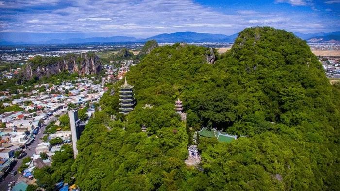 Toàn cảnh quần thể Ngũ Hành Sơn nhìn từ trên cao. Ảnh: Trung tâm XTDL Đà Nẵng