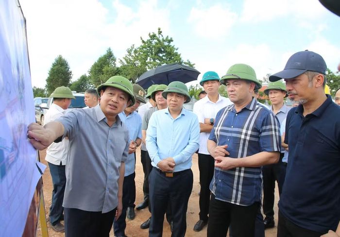 Bí thư Thành ủy Nguyễn Hồng Thái và Chủ tịch UBND thành phố Phạm Hoàng Sơn nghiên cứu bản vẽ thi công Khu tái định cư Lương Tài. Ảnh: bacninh.gov.vn