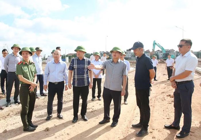Bí thư Thành ủy Nguyễn Hồng Thái (thứ 4 từ phải qua) và Chủ tịch UBND thành phố Phạm Hoàng Sơn (thứ 3 từ phải qua) kiểm tra thực địa Khu tái định cư Đông Cứu 1. Ảnh: bacninh.gov.vn
