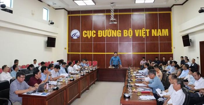 Các đại biểu tham dự hội thảo trao đổi, góp ý hoàn thiện Dự thảo Quy chuẩn kỹ thuật quốc gia về báo hiệu đường bộ. Ảnh: Cục Đường bộ