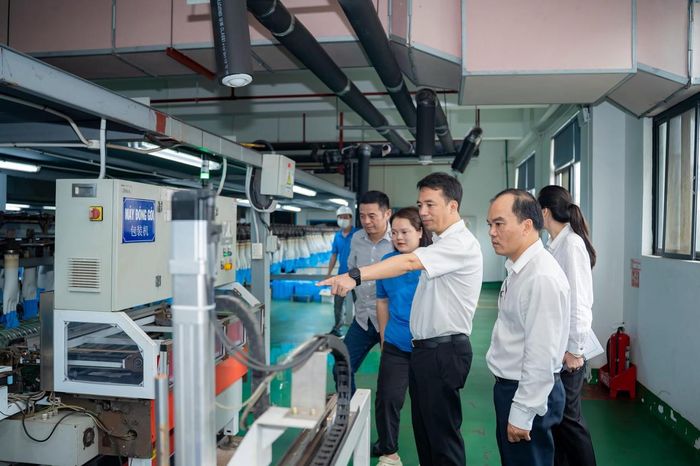 Đoàn công tác UBND TP Huế thăm hoạt động sản xuất tại Cty TNHH Công nghệ và Bảo hộ Kanglongda, một DN FDI tại Huế. 