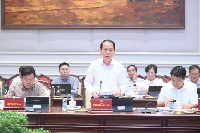 Bộ trưởng Bộ Tư pháp Hoàng Thanh Tùng báo cáo tại Phiên họp.