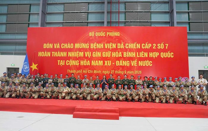 Các đại biểu chụp ảnh lưu niệm cùng cán bộ, nhân viên BVDC2.7. (Ảnh: Bộ Quốc phòng)