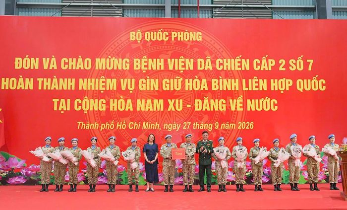 Thượng tướng Nguyễn Trường Thắng trao quà của Bộ Quốc phòng tặng cán bộ, nhân viên BVDC2.7. (Ảnh: Bộ Quốc phòng)