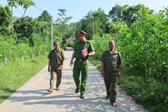 Những chuyến đi cơ sở, những cuộc trò chuyện bên nhà dân hay các buổi họp thôn, lực lượng công an từng bước tạo cho người dân thói quen tìm đến chính quyền khi có vấn đề phát sinh, thay vì tự giải quyết bằng cảm tính (Ảnh: Vân Anh)