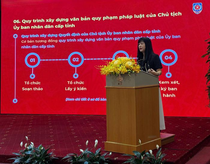Bà Đỗ Thị Thanh Hương, Phó Vụ trưởng Vụ CTXDVBQPPL, Bộ Tư pháp trình bày tại hội thảo. Ảnh: Thu Uyên