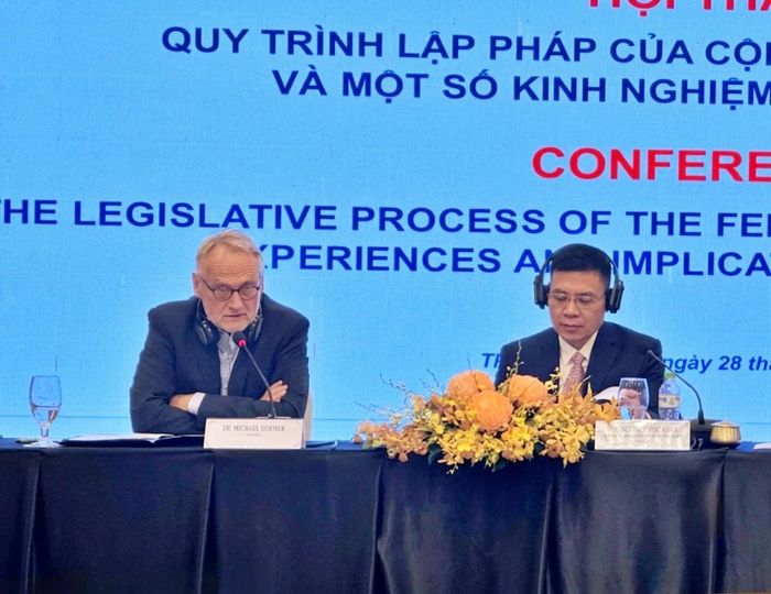 Ông Harald Hemmer, chuyên gia CHLB Đức và ông Nguyễn Quốc Hoàn, Vụ trưởng Vụ CTXDVBQPPL, Bộ Tư pháp. Ảnh: Thu Uyên