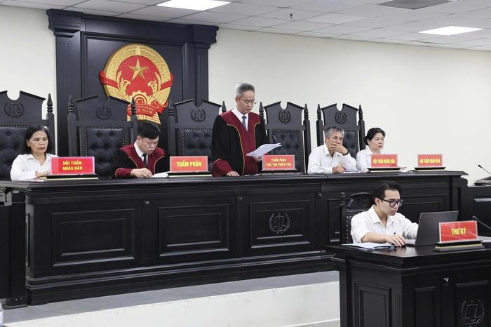 HĐXX tuyên án. Ảnh: H.Mây.