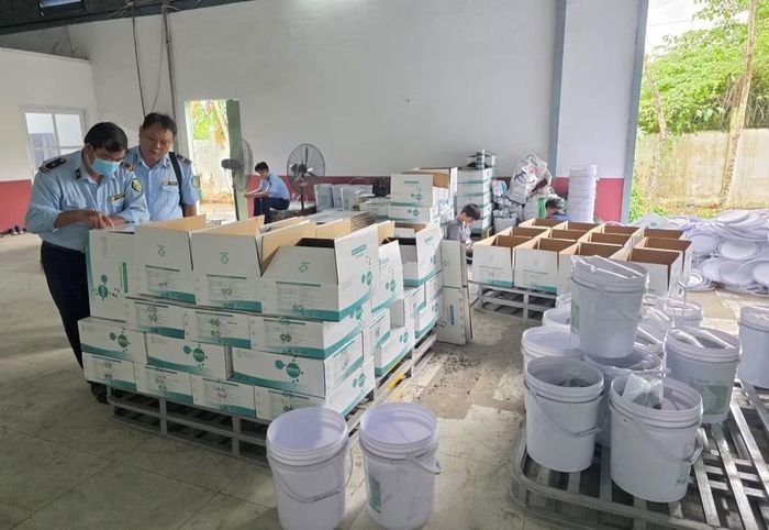 Lực lượng chức năng kiểm tra tại kho chứa hàng hóa.