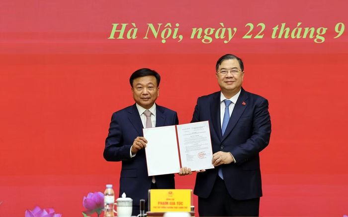  Phó Thủ tướng Thường trực Phạm Gia Túc trao quyết định điều động, bổ nhiệm Phó Chủ nhiệm Văn phòng Chính phủ Nguyễn Danh Huy. Ảnh: Báo Chính phủ 