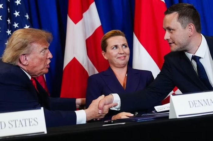 Tổng thống Mỹ Donald Trump bắt tay Thủ hiến Greenland Jens-Frederik Nielsen (phải), với sự chứng kiến của Thủ tướng Đan Mạch Mette Frederiksen (giữa), tại lễ ký thỏa thuận an ninh ở New York, ngày 22/9. (Ảnh AP)
