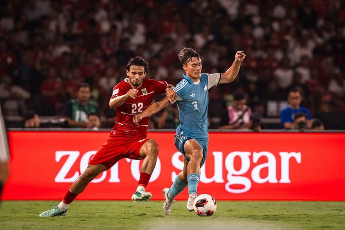  Singapore (áo xanh) rất quyết tâm chiến thắng sau khi thua Indonesia ở trận ra quân. 