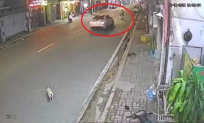Hình ảnh camera an ninh ghi lại ô tô chạy phía sau tông người đi xe máy rồi bỏ trốn.