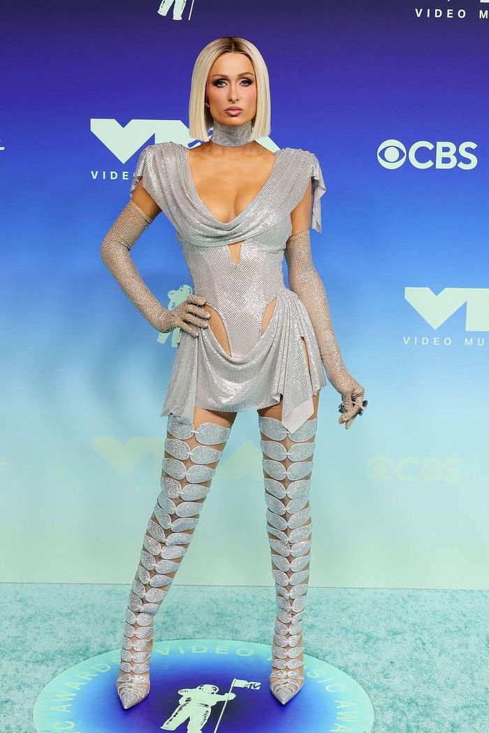  Paris Hilton chọn phong cách tương lai với nguyên "cây" bạc lấp lánh. Ảnh: Getty Images. 