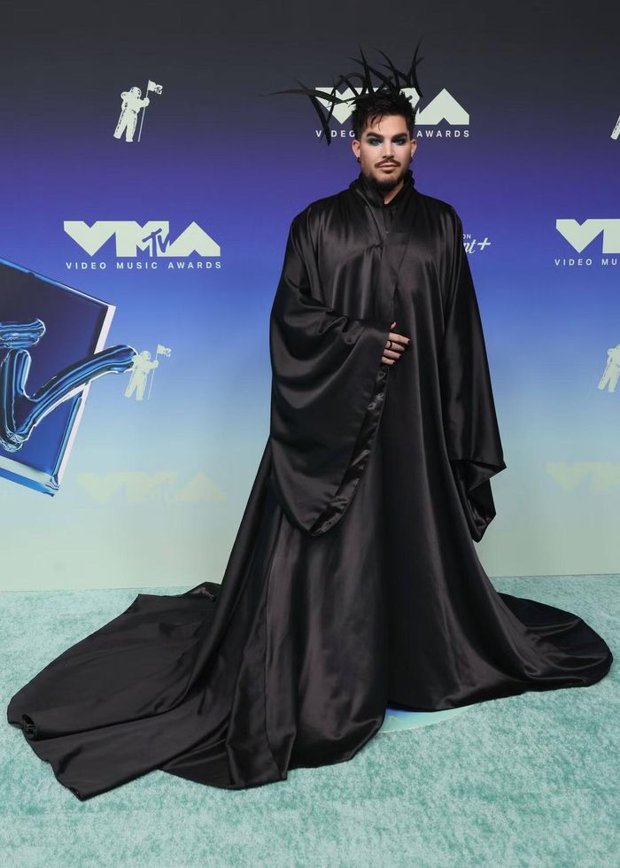  Adam Lambert chọn trang phục giống như phù thủy hắc ám. Ảnh: Getty Images. 