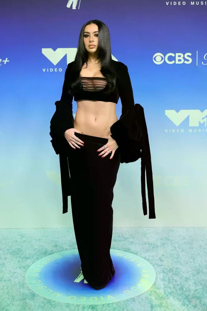  Charli XCX khoe vòng eo phẳng lì bằng set đồ hai mảnh màu đen. Ảnh: Getty Images. 