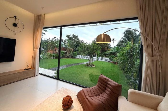 Chồng chị Thảo là người lên ý tưởng, phác thảo căn nhà trước khi nhờ đơn vị chuyên môn triển khai bản vẽ và thi công. Cả hai lấy cảm hứng từ những không gian lưu trú ở Đà Lạt, nơi có nhiều cây xanh, ánh sáng và tầm nhìn rộng.