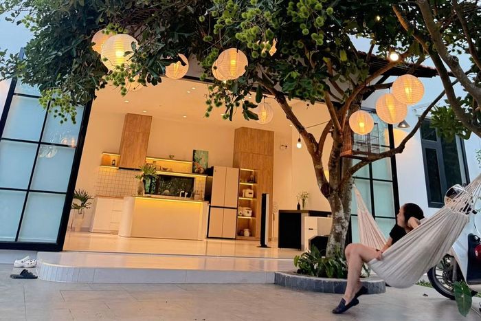 "Ngay từ khi lên ý tưởng xây dựng, vợ chồng mong muốn có một không gian sống gần thiên nhiên thay vì bê tông hóa toàn bộ khuôn viên", chị Thảo cho biết.