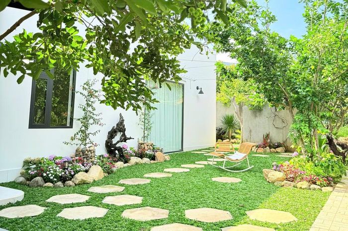 Chị Nguyên Thảo (32 tuổi, chủ nhân căn nhà) cho biết: "Gia đình dành gần 500m² làm nhà và sân; riêng diện tích xây dựng khoảng 144m², cùng một công trình phụ rộng khoảng 40m². Phần diện tích còn lại là vườn cây ăn trái và cảnh quan".