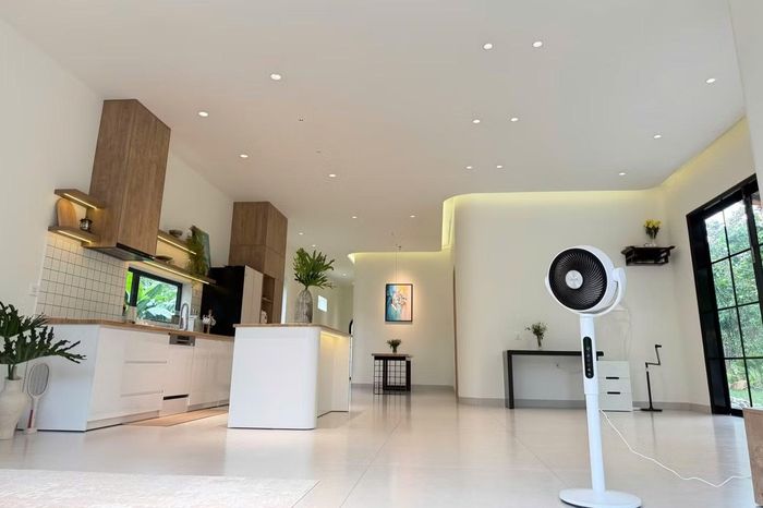 Chị Thảo cho hay, căn nhà được xây với chi phí khoảng 850 triệu đồng, nội thất khoảng 300 triệu đồng. Khoản tiền này được hai vợ chồng tích góp sau nhiều năm sống và làm việc tại TPHCM, cùng nguồn thu từ kinh doanh quần áo và quán cà phê.