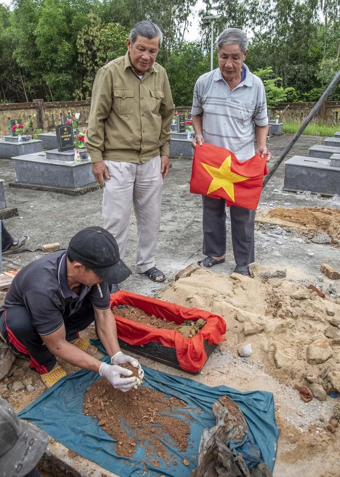 Ông Lại Vũ Yên và đồng đội Nguyễn Văn Kiệt từng ngày dõi theo việc khai quật hài cốt các liệt sĩ chưa rõ danh tính tại địa phương Ảnh: Lê Văn Chương