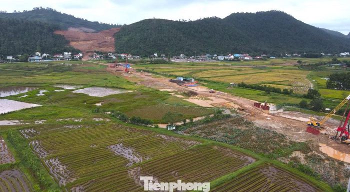 Lãnh đạo Ban quản lý Dự án công trình giao thông tỉnh Nghệ An cho biết, các xã có dự án đi qua đang khẩn trương triển khai công tác giải phóng mặt bằng. Song song với đó, đơn vị thi công đã triển khai tại các điểm có mặt bằng sạch. Trong sáng 24/9, đơn vị thi công cũng đã chính thức khoan mở cửa trái phía Tây hầm Đại Huệ - một hạng mục quan trọng thuộc dự án thành phần 1, đường bộ cao tốc Vinh - Thanh Thủy (Nghệ An).