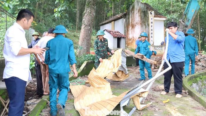 Tại xã Kim Bảng, những ngày qua Ban Chỉ đạo giải phóng mặt bằng xã đã huy động lực lượng hỗ trợ người dân tháo dỡ các công trình bị ảnh hưởng bởi dự án. Cán bộ địa phương cùng người dân thực hiện từng phần việc, bảo đảm an toàn và đúng quy định.