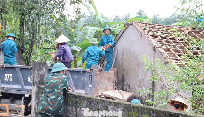 Tại hiện trường, các lực lượng của xã đã phối hợp, hỗ trợ người dân trong quá trình tháo dỡ, bảo đảm an toàn, đúng quy định, đồng thời động viên các hộ gia đình tiếp tục phối hợp với chính quyền địa phương trong việc giải phóng mặt bằng, bàn giao cho đơn vị thi công dự án.