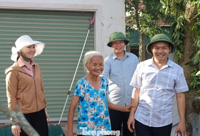 Gia đình bà Lê Thị Tam (trú xóm Long Bình, xã Nam Đàn), một đảng viên lão thành ngoài 80 tuổi, cũng nằm trong diện bị ảnh hưởng của tuyến cao tốc. Dù căn nhà gắn bó với gia đình trong nhiều năm qua nhưng bà Tam vẫn động viên con cháu thu dọn tài sản, tháo dỡ công trình để sớm bàn giao đất cho dự án.