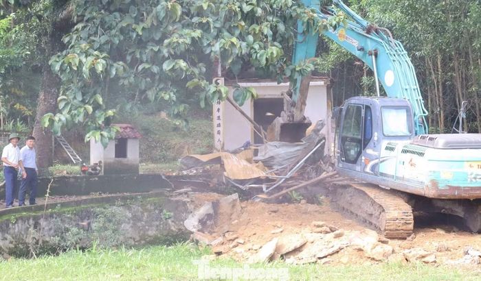 Tại nhiều xã có tuyến cao tốc đi qua, những ngày này, máy móc, nhân lực được huy động để hỗ trợ người dân tháo dỡ công trình, di chuyển tài sản, bàn giao đất cho đơn vị thi công dự án.