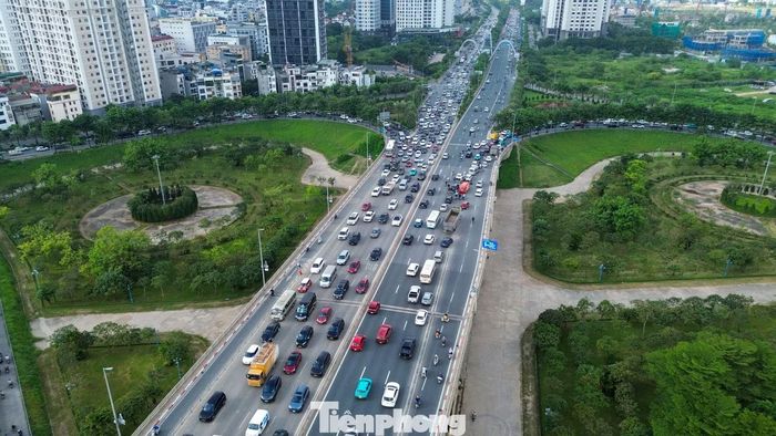 Áp lực giao thông trên cầu Nhật Tân cũng tăng trong thời gian cầu Thăng Long thi công. Từ 15/9 đến 10/11, một số xe tải và xe khách bị hạn chế qua cầu Thăng Long trong khung giờ 5h-24h, khiến nhiều tài xế phải thay đổi lộ trình.