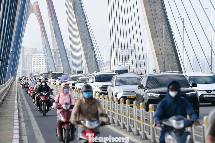 Tại khu vực giữa cầu, các làn ôtô đông kín, khoảng cách giữa các xe được rút ngắn khi lưu lượng tăng.