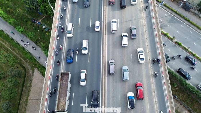 Theo phương án thí điểm, làn ôtô sát dải phân cách được giảm tốc độ tối đa từ 90 xuống 80 km/h; hai làn ôtô còn lại giữ mức 80 km/h. Làn dành cho xe máy và xe đạp có tốc độ tối đa 40 km/h. Phương án được áp dụng trong 6 tháng, từ 27/9/2026 đến 27/3/2027.